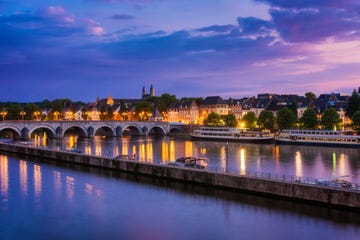 uitzicht op maastricht en maas bij ondergaande zon