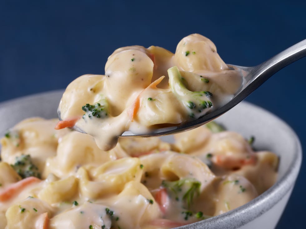 close up of mac and cheese