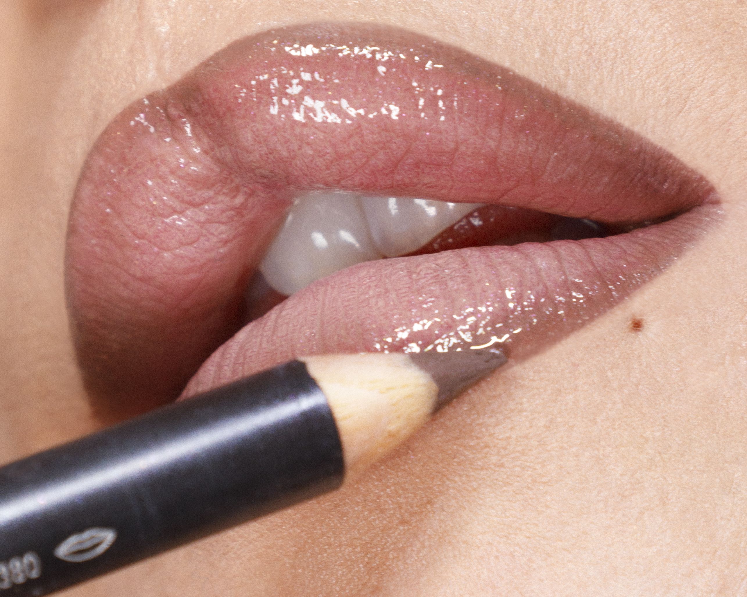 Deze MAC Cosmetics-trends brengen je de ultieme Y2K-look, image size:2571x2057