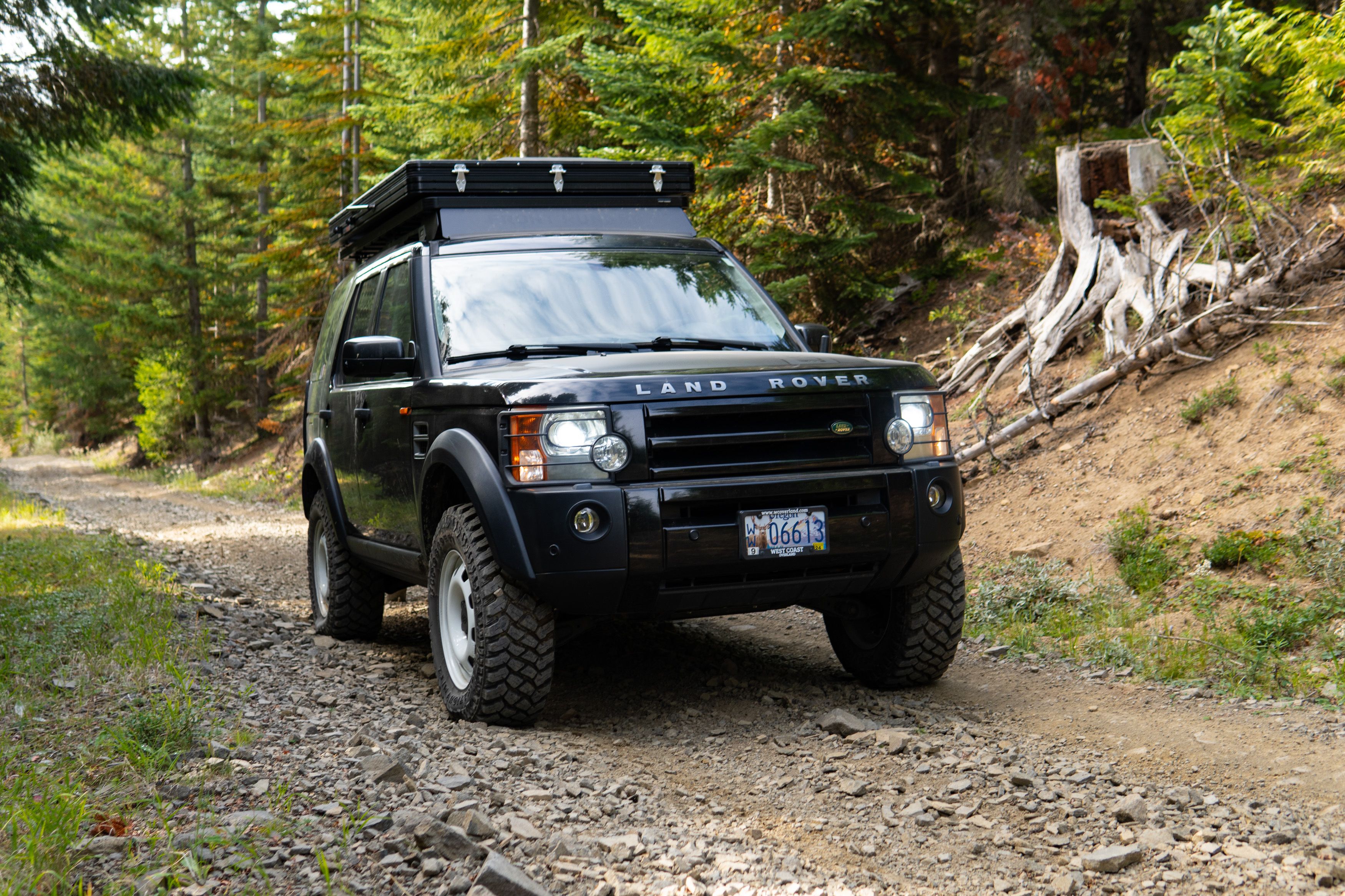 Land Rover Discovery 5 continues with the off-road tradition