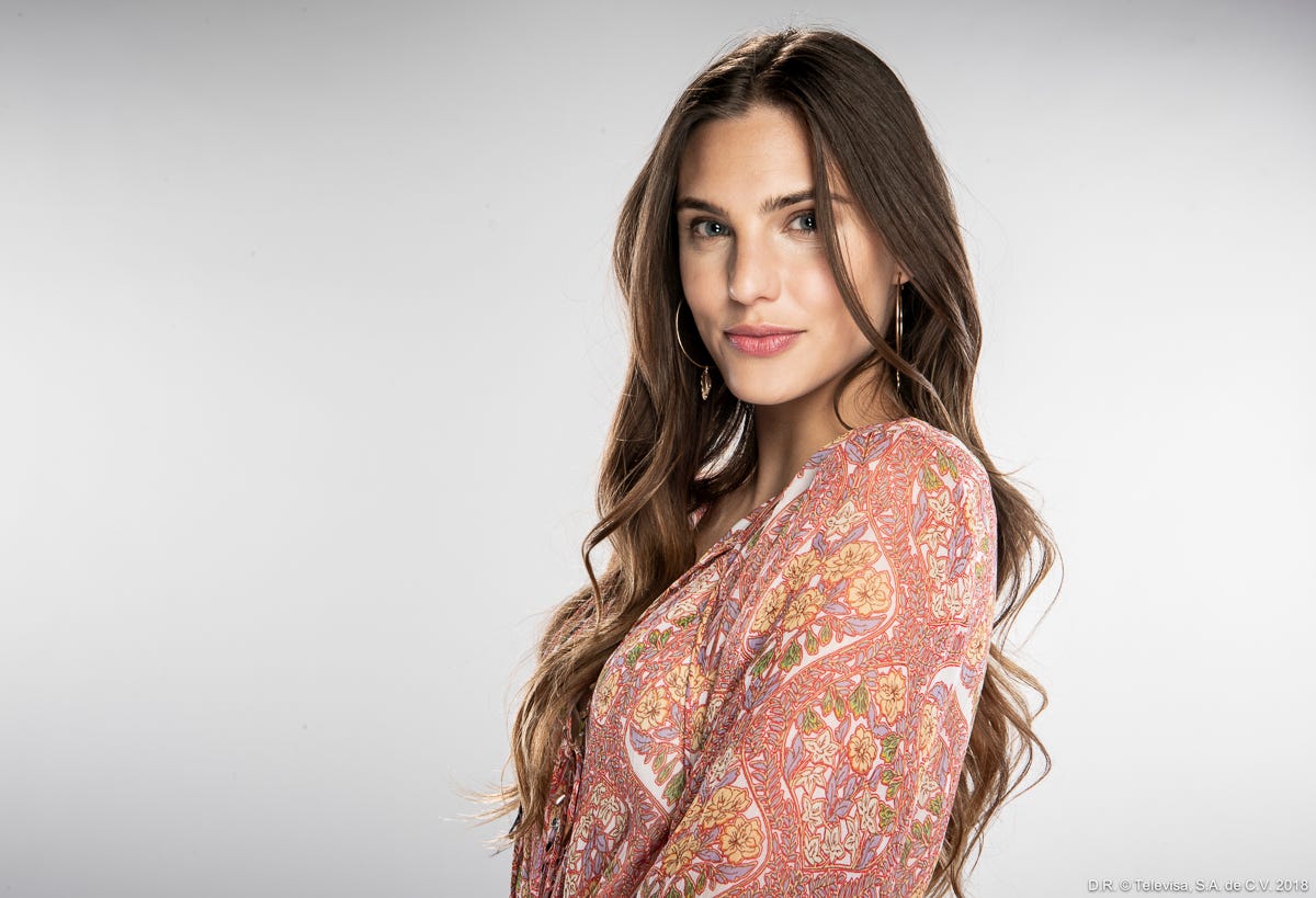 Hair, Face, Fashion model, Beauty, Clothing, Lip, Skin, Brown hair, Long hair, Hairstyle, 