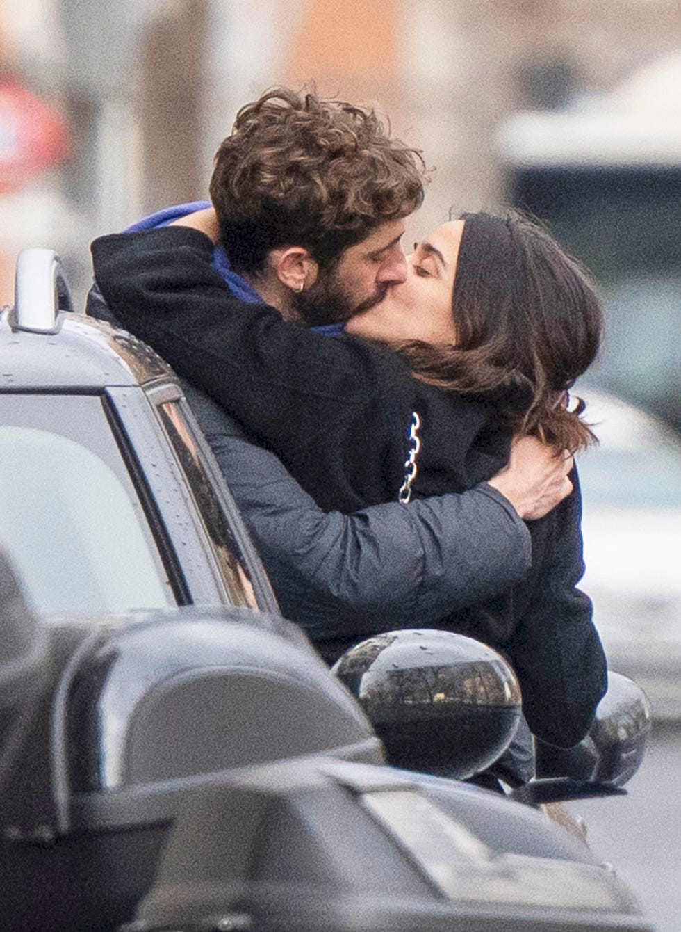 los actores se dan un apasionado beso en las calles de madrid