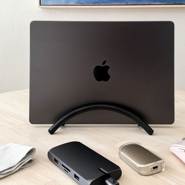 Apple Leather Sleeve (for 13-inch MacBook Air and MacBook Pro) - Black :  : Electronics