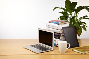 mesa de trabajo preparada para entrevista desde un ordenador