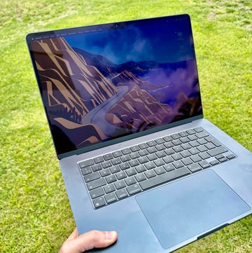 macbook air ordenador portátil apple una mano sujeta un ordenador portátil apple macbook air de 15 pulgadas con procesador m3