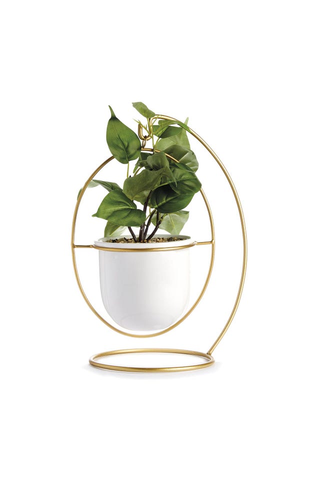 maceta de loza blanca con soporte dorado tipo columpio