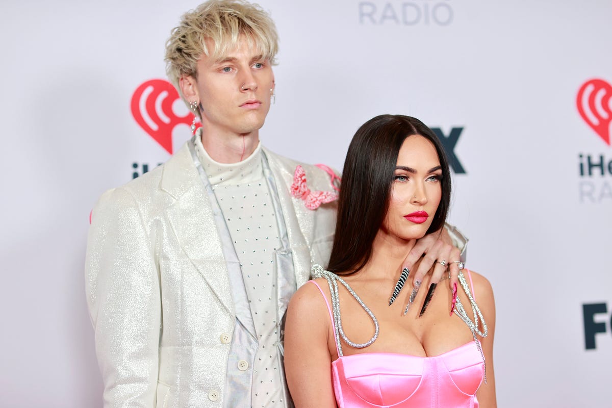 Megan Fox insinúa que ha tenido sexo con Machine Gun Kelly sobre la mesa de  un Airbnb