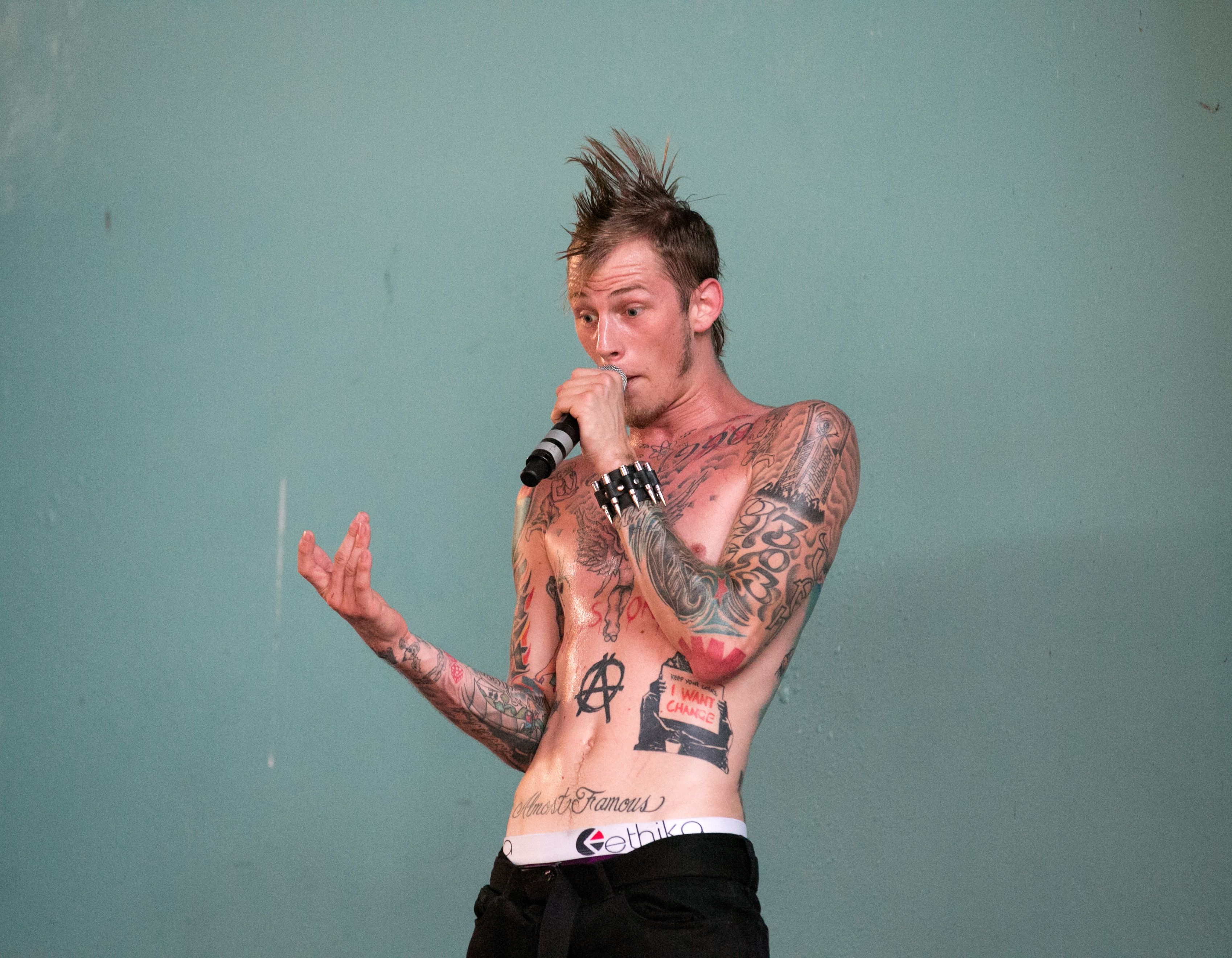 corte de pelo mgk en vela