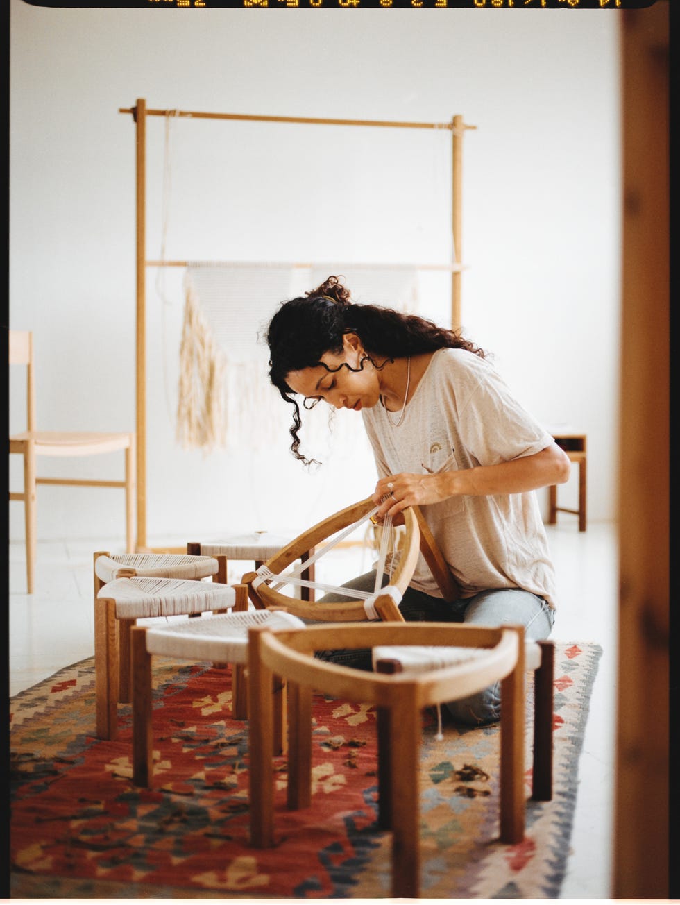artesania del macrame con la artista ikram maymouni realizando unos asientos