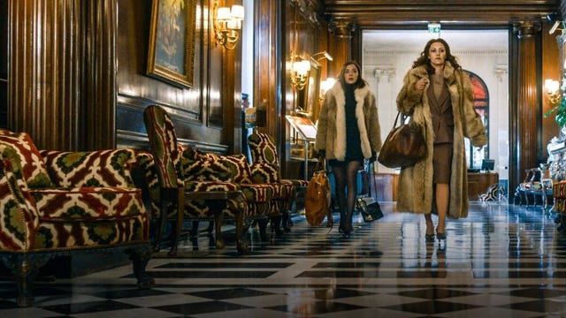 madame claude anda por un pasillo en la película de netflix