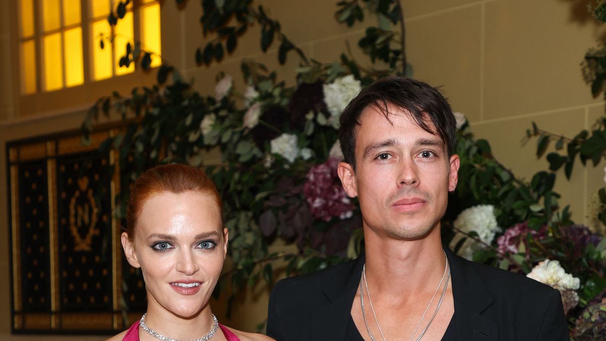 Vista previa de Penn Badgley, Anna Camp y Madeline Brewer se turnan en la silla caliente | ¿Dónde está la mentira? | ELLE