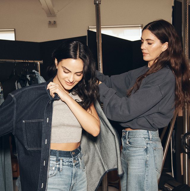 Are Mom Jeans In Style? What Stylists Say & 24 Styles