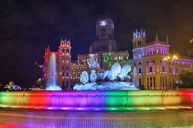 Palacio de Cibeles iluminado por la celebración del Orgullo 2019