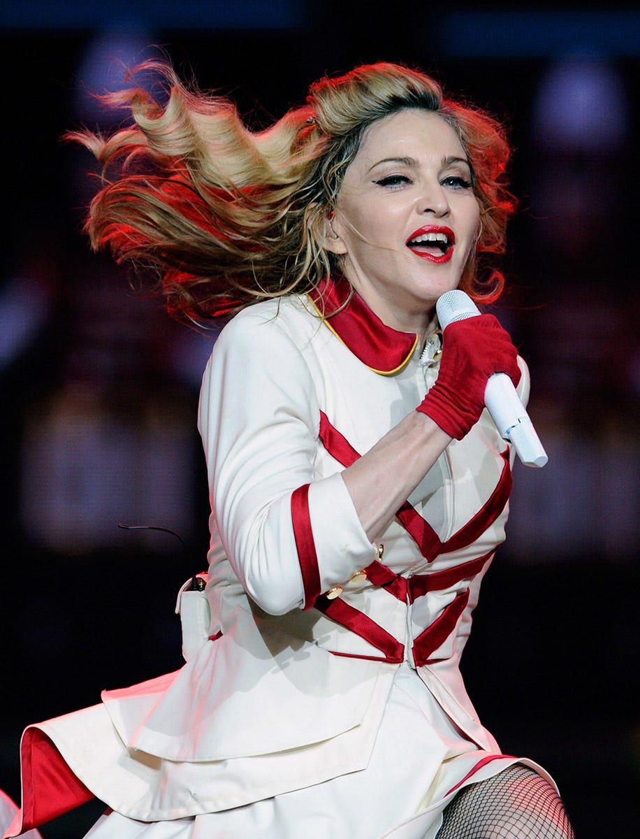 Performance, Performing arts, Cheerleading, Fashion, Event, Uniform, Performance art, Singer, Singing, Dance, 