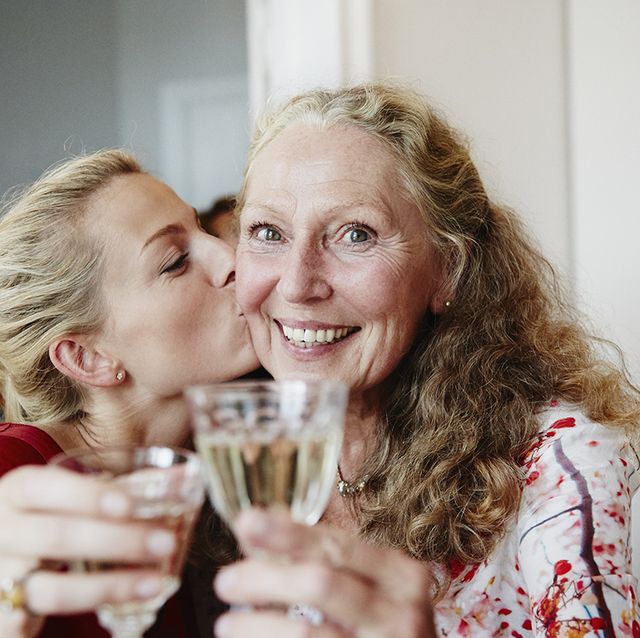 madre e hija brindando con vino blanco