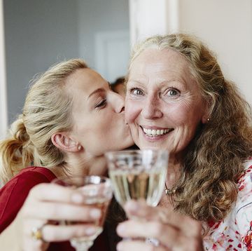 madre e hija brindando con vino blanco