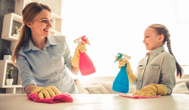 una madre y una hija limpian su casa, una tarea con beneficios para la salud