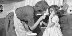 mujer regañando a su hija 1960