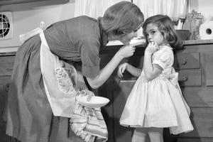 mujer regañando a su hija 1960