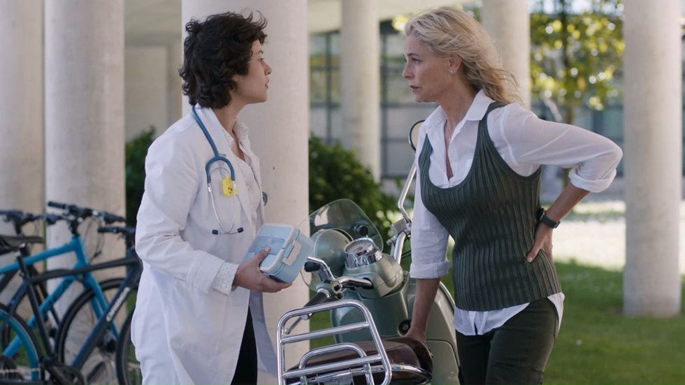 belén rueda y aida folch hablan fuera del hospital de madres