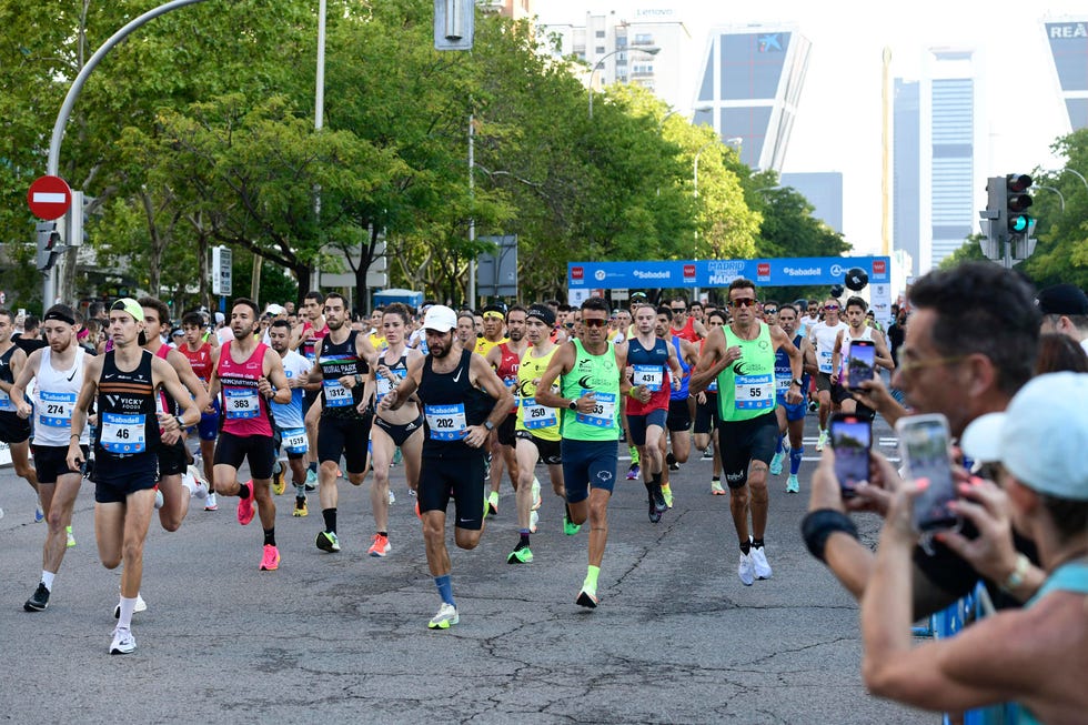 varios corredores en la carrera popular madrid corre por madrid en la edición del año 2023
