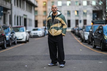 hombre con zapatillas
