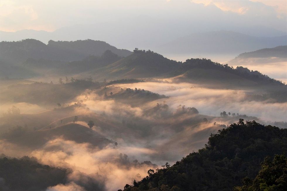 De ochtendmist trekt over de bergen rond Ban Ja Bo een sprookjesachtig tafereel