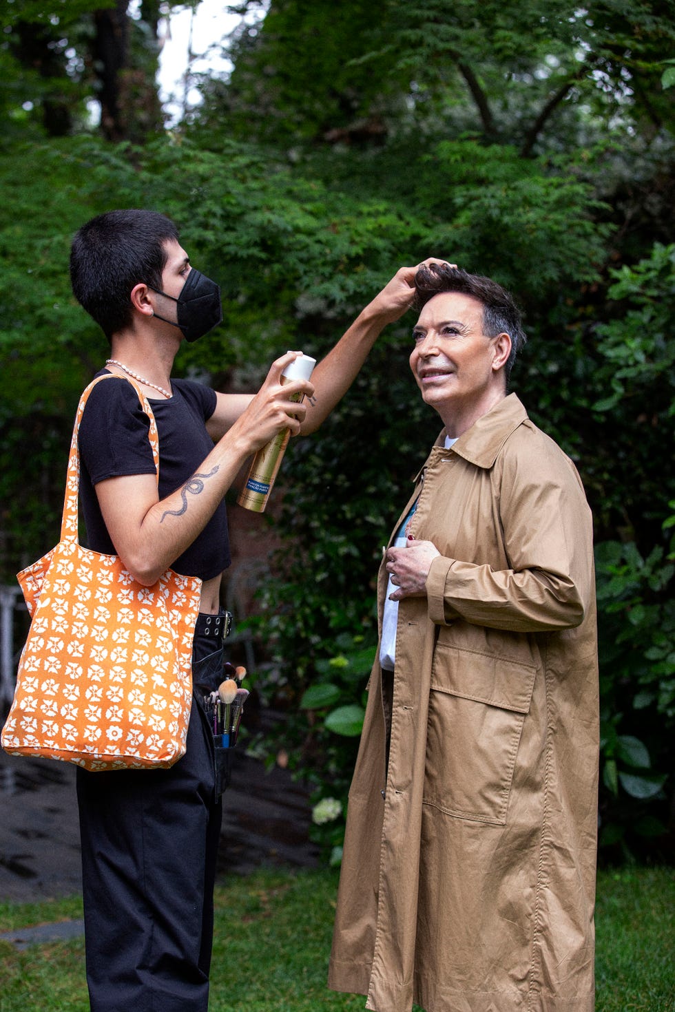 el vidente, con gabardina, en el making off del reportaje de diez minutos