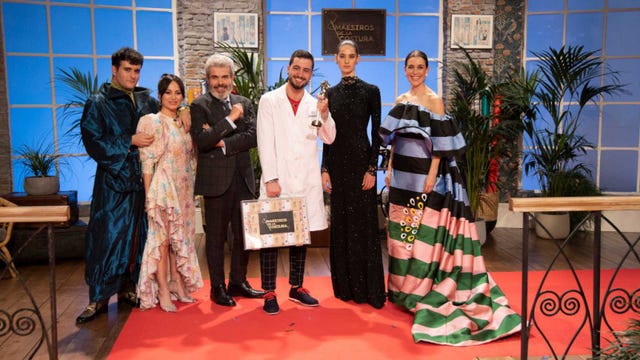 Joshua recibe su premio como ganador de 'Maestros de la costura'
