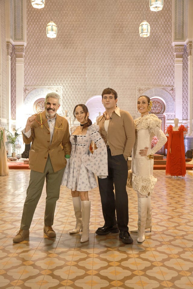 jueces y presentadora de maestros de la costura