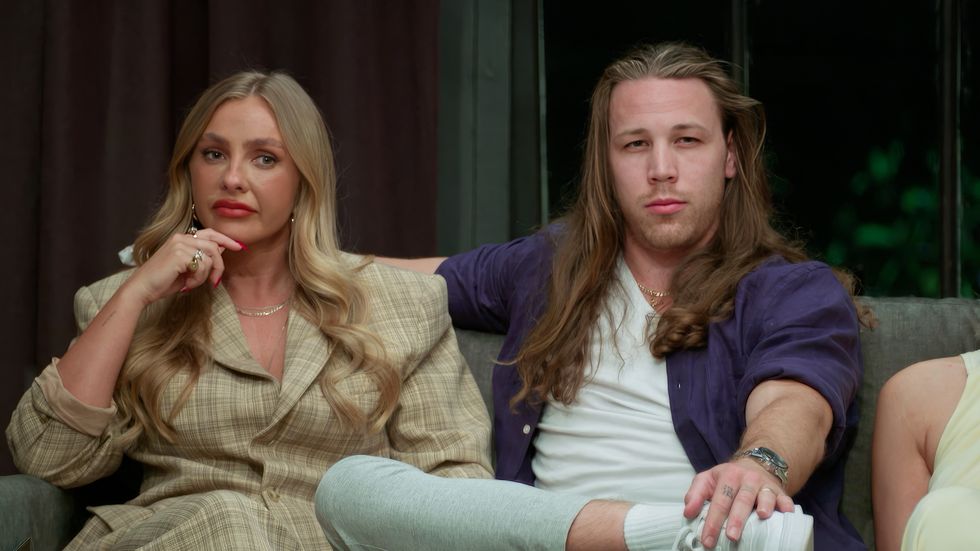 Eden und Jayden über „Verheiratet auf den ersten Blick“ in Australien, ein Mann und eine Frau sitzen auf einem Sofa und sehen ernst aus