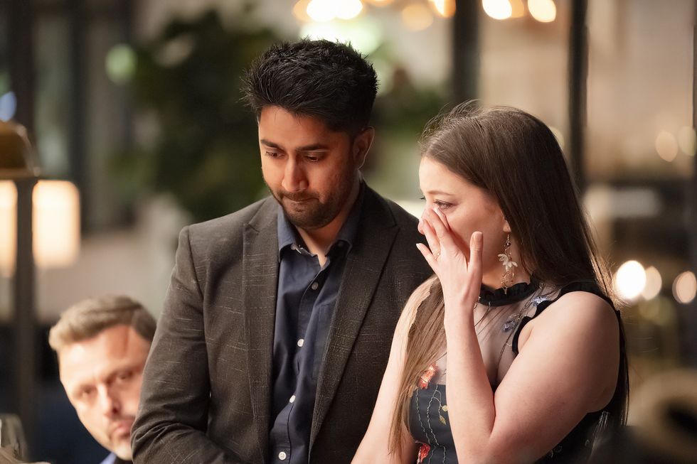 Natalie y Collins lucen molestos mientras asisten a una cena en Casado a primera vista en Australia.