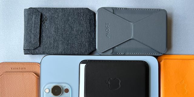 This minimal, modular, magnetic wallet comes with its own MagSafe