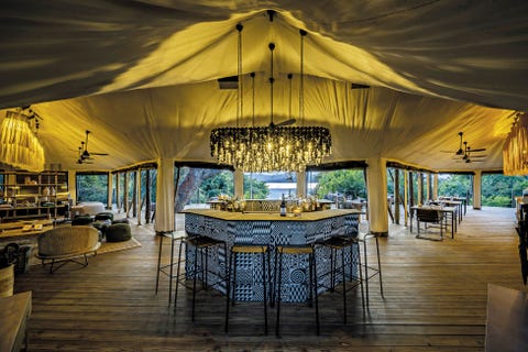 MAGASHI CAMP RWANDA  Samen met partners African Parks en de Development Board van Rwanda wil Magashi Camp van Wilderness Safaris ervoor zorgen dat het honderdduizend hectare grote Akagera National Park zichzelf economisch kan bedruipen Vanuit de zes tenten die gebruikmaken van zonneenergie hebben gasten uitzicht op het meer de savanne en wilde dieren