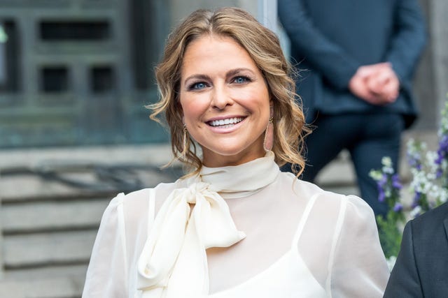 Hair, White, Blond, Beauty, Street fashion, Fashion, Smile, Lip, Neck, White-collar worker, 