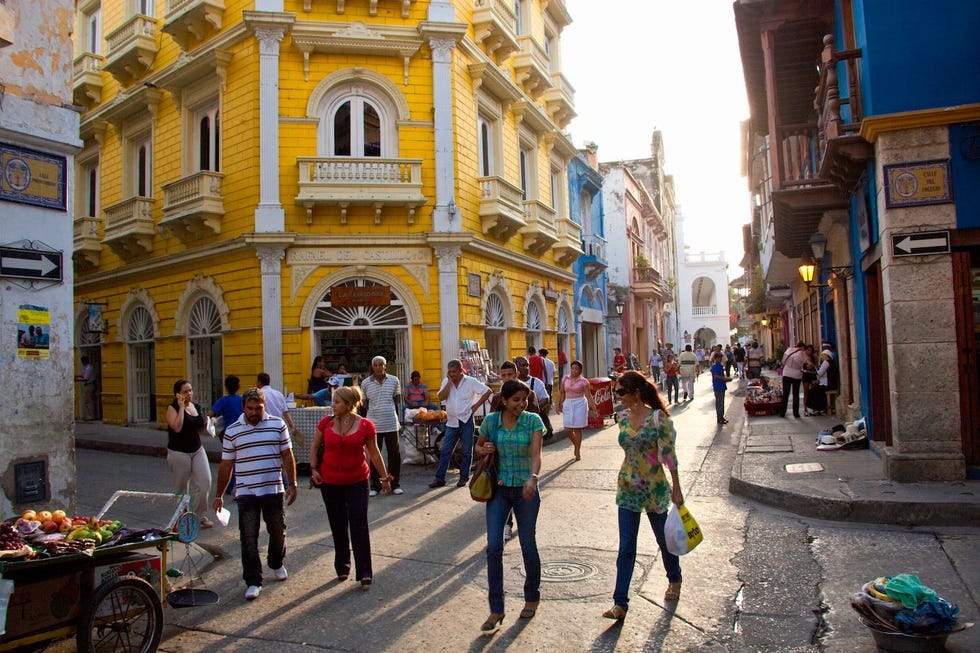 De namiddagzon zorgt voor lange schaduwen in de kleurrijke oude stad van Cartagena