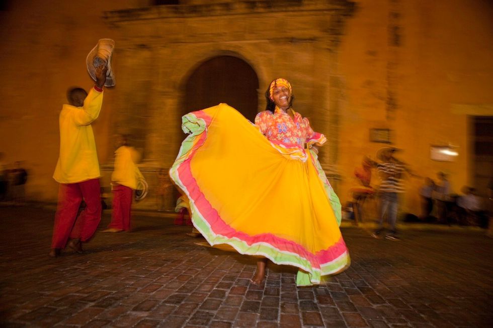 Straatmuzikanten dansen en spelen op Plaza de San Diego s Avonds zitten de terrassen in Cartagena vol Artiesten trekken van plein tot plein om voor wat pesos een wervelend optreden te verzorgen