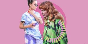 La moda 2020 è super hippie con le magliette tie dye, tinte manipolando il tessuto, prova con tre video tutorial e il tie dye kit, come si fa te lo spieghiamo noi.
