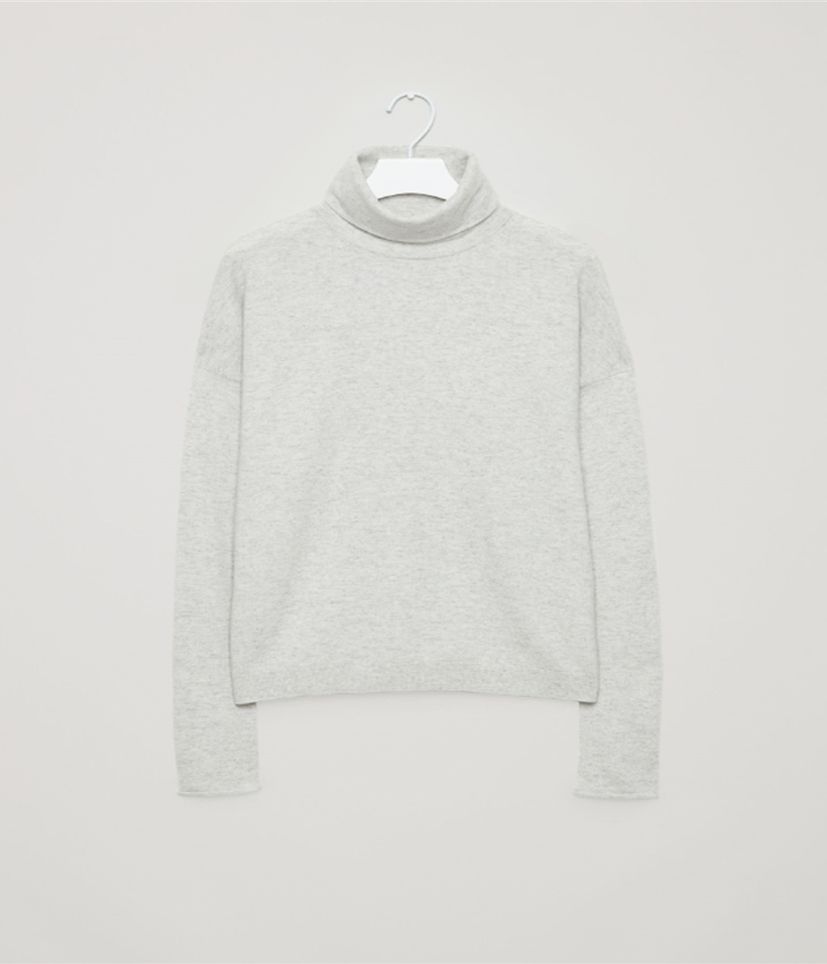 White, Clothing, Long-sleeved t-shirt, Sleeve, Sweater, Outerwear, T-shirt, Top, Neck, Sweatshirt, 