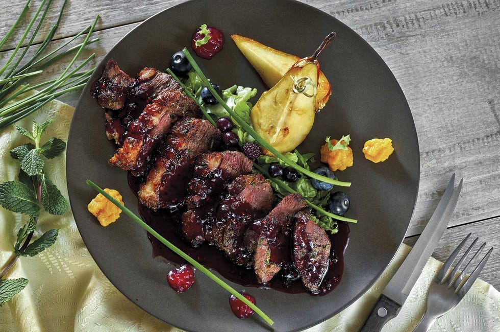 magret de pato con peras y salsa de frutos rojos