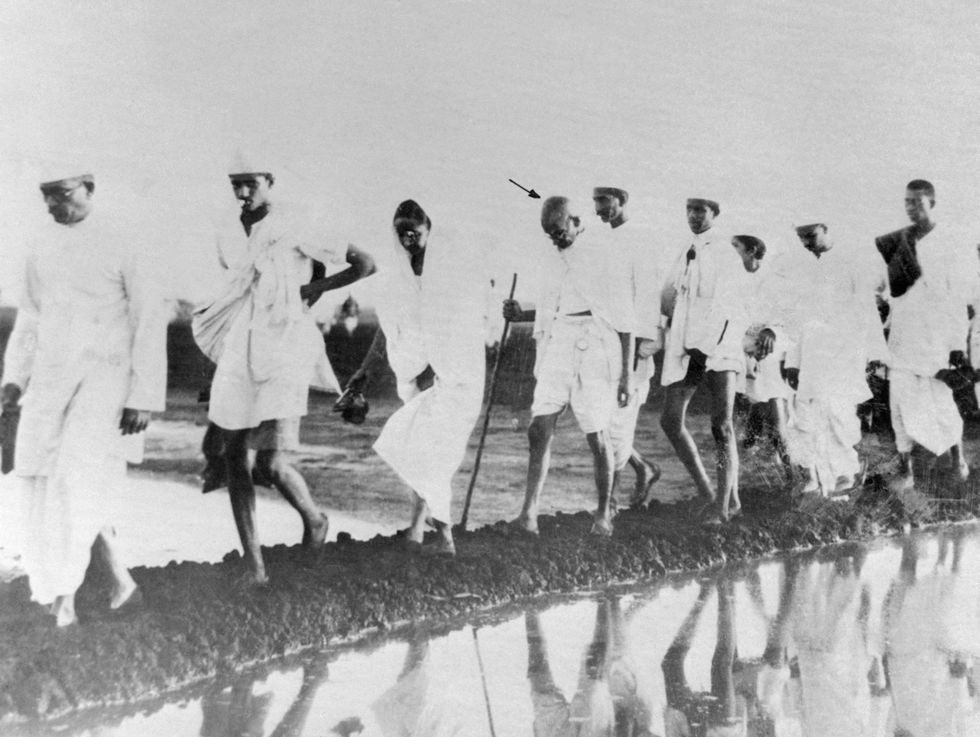 mahatma gandhi walking to shoreline during salt protest