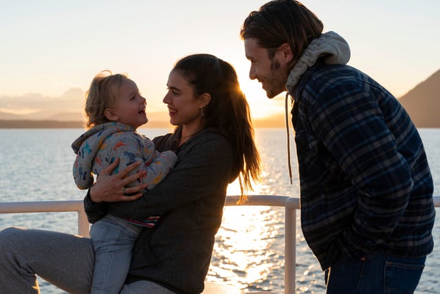 maid l to r rylea nevaeh whittet as maddy, margaret qualley as alex, and nick robinson as sean in episode 101 of maid cr ricardo hubbsnetflix © 2021