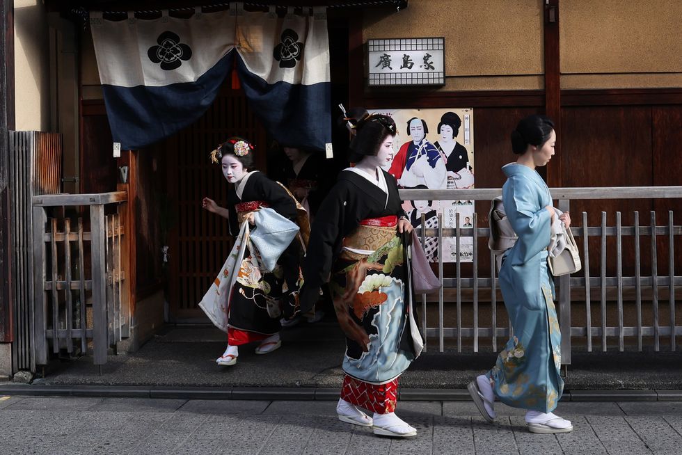 geiko and maiko celebrate new year
