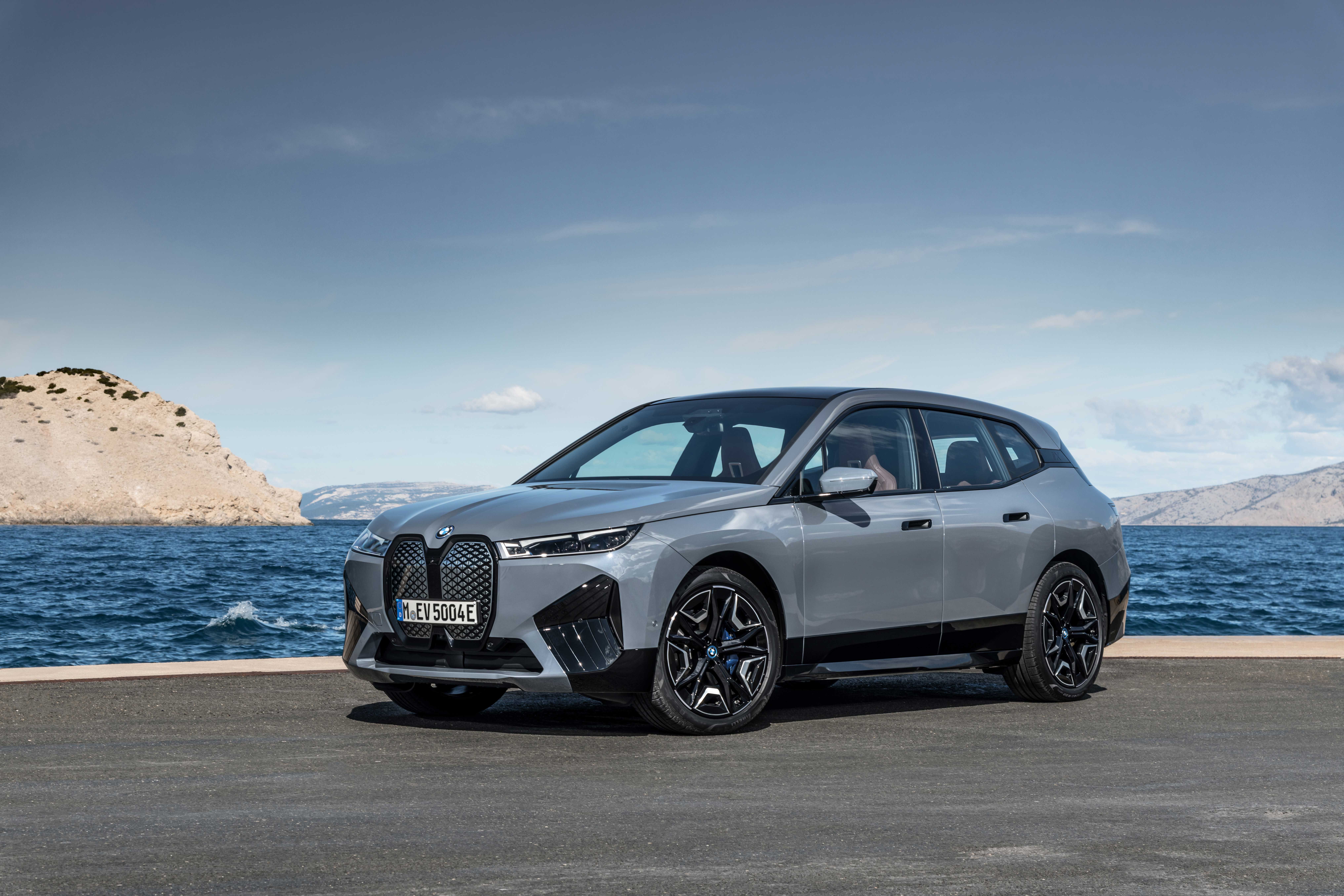タイムセール 探し方 前輪と後輪にひとつずつモーターを搭載した4輪駆動EVモデル、BMW メカニズム