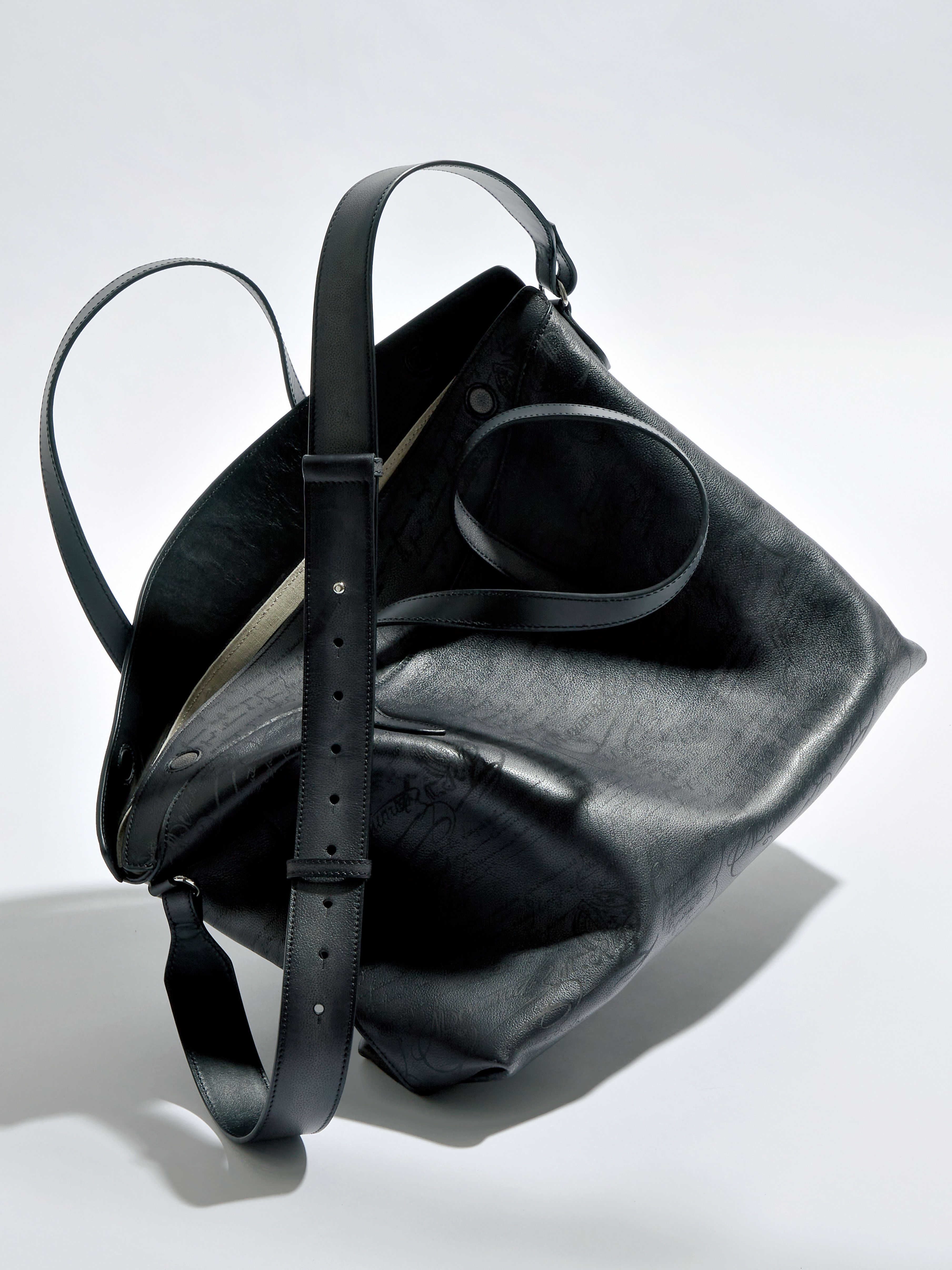 柔らかい素材を使った「ベルルッティ」の高級感あるレザーバッグ
