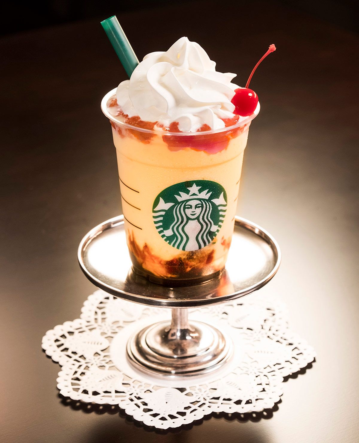 スタバ新作「プリン風味のフラペチーノ」はレトロな喫茶店風