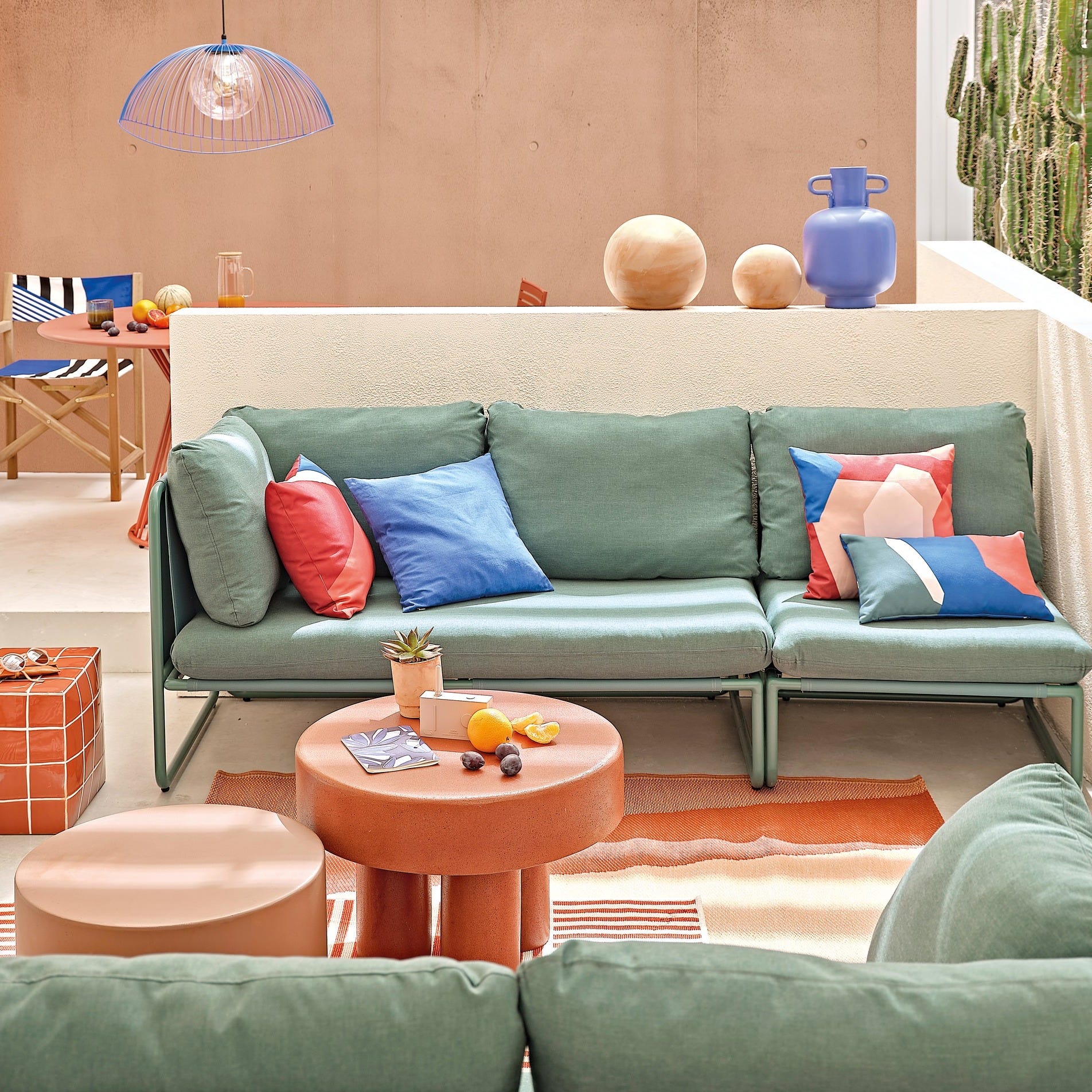 salón de exterior en verde y naranja