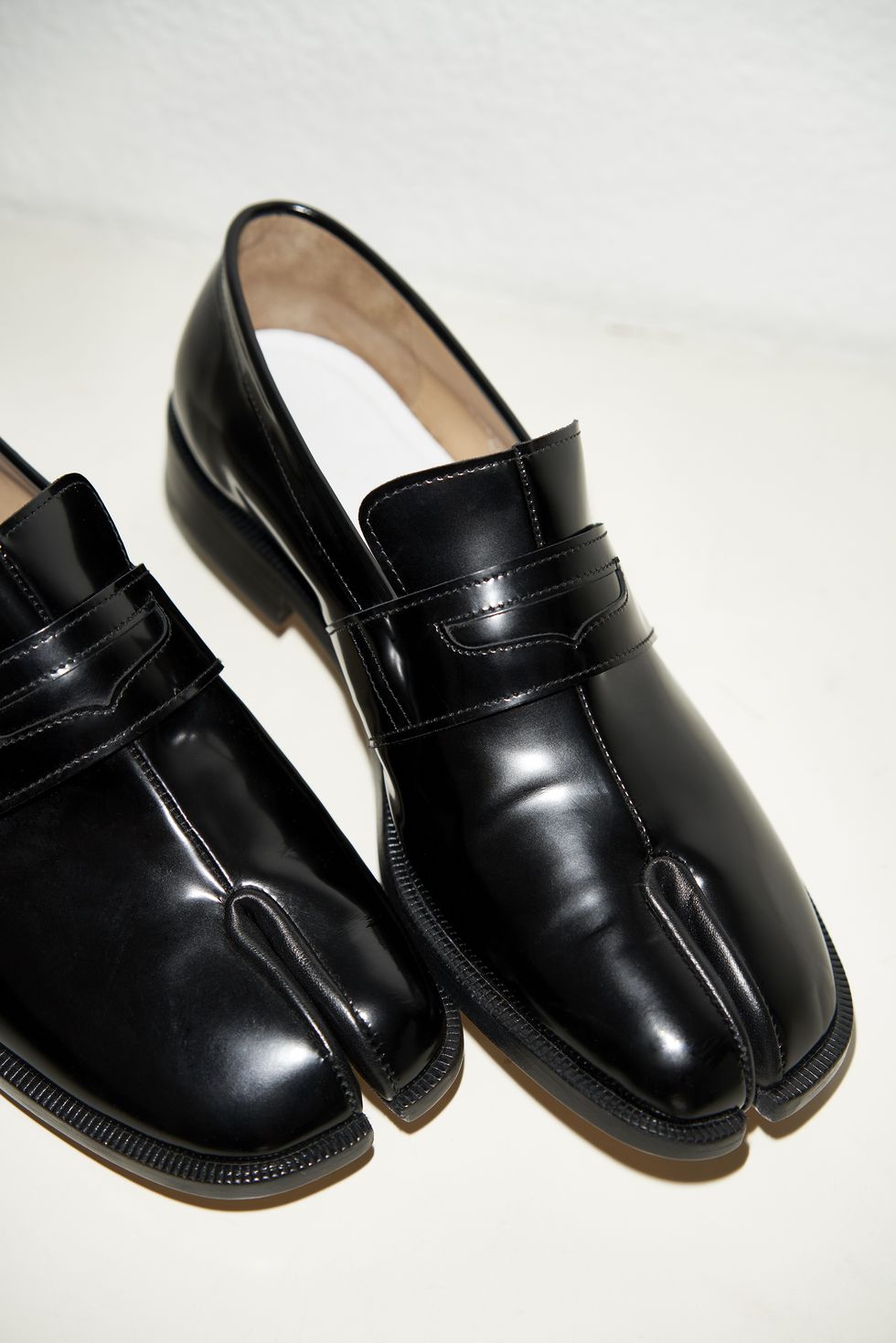 Footwear, Shoe, Black, Dress shoe, Dancing shoe, Sandal, Buckle, Leather, Oxford shoe, 