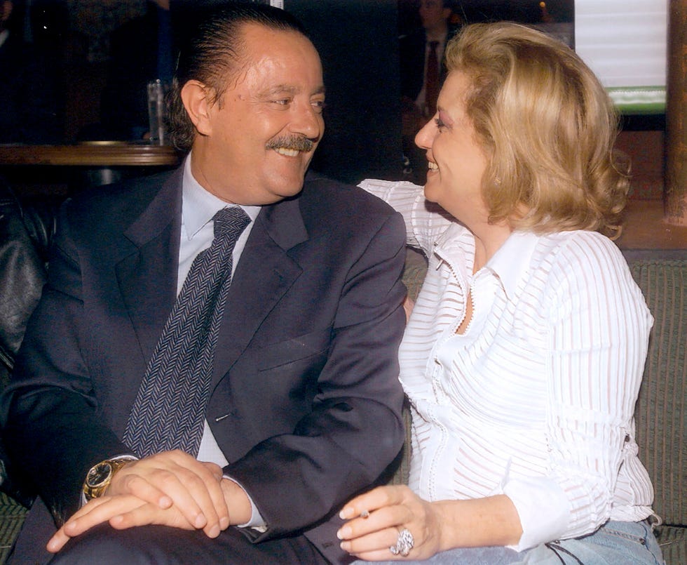 el ex alcalde de marbella y su entonces mujer se miran a los ojos en una foto de archivo