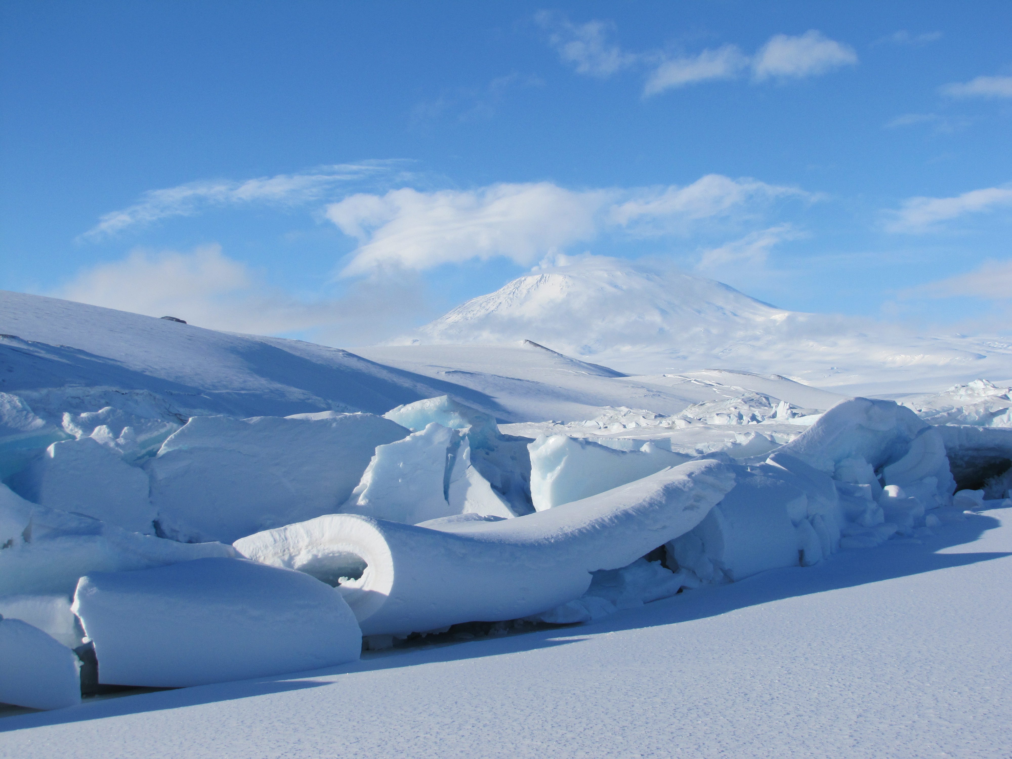 majestic-mt-erebus-royalty-free-image-1712200175.jpg